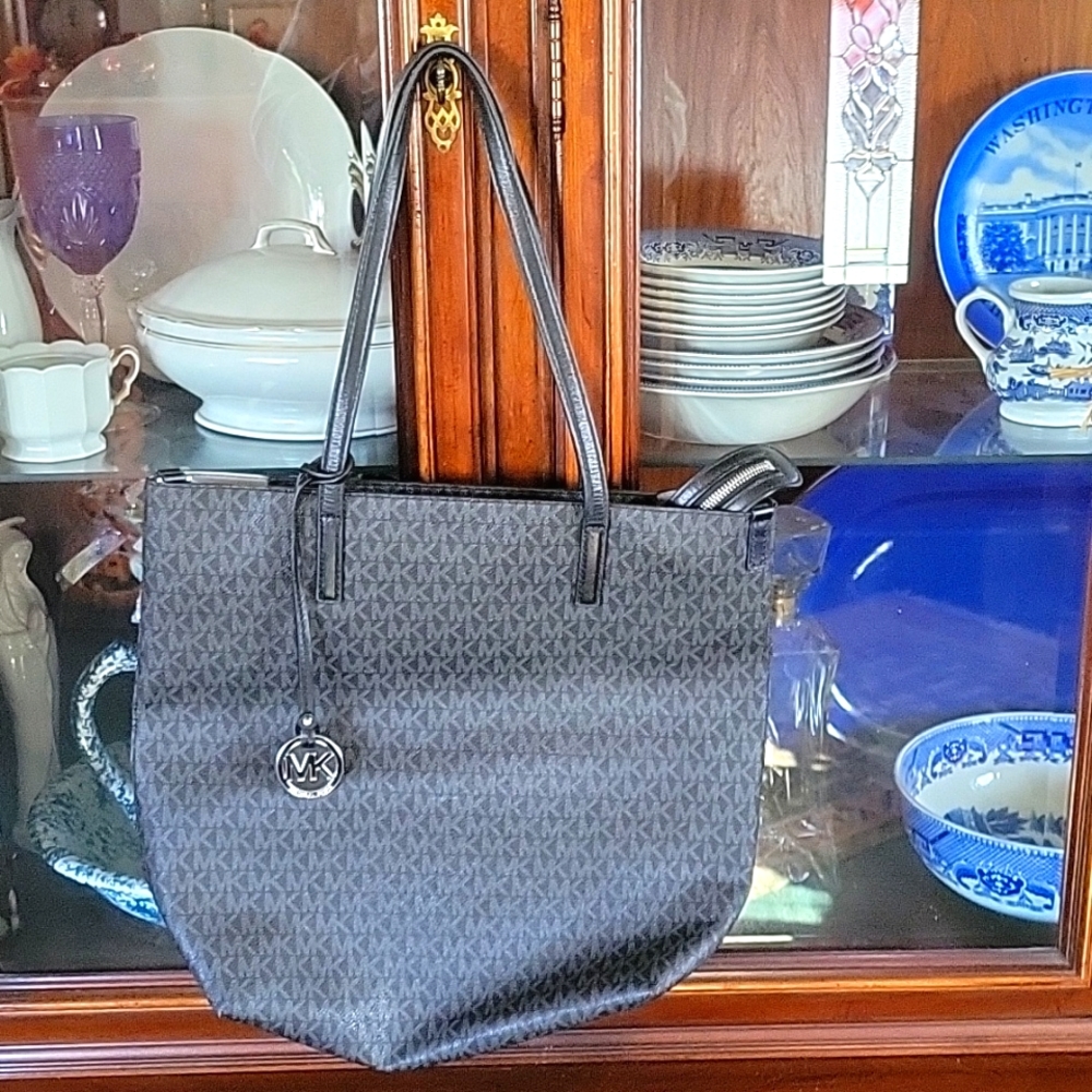 Michael Kors Tote/Bucket Bag w/dust cover